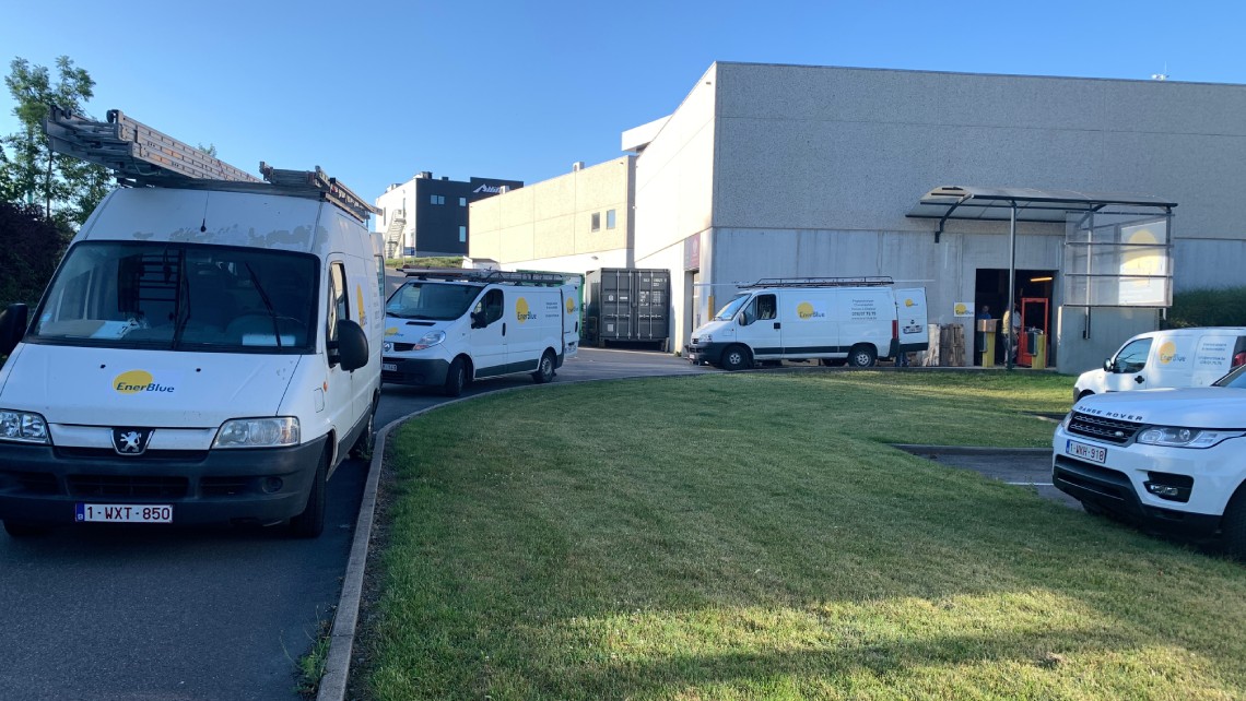 Camionnettes de société devant les installations de l'entreprise.