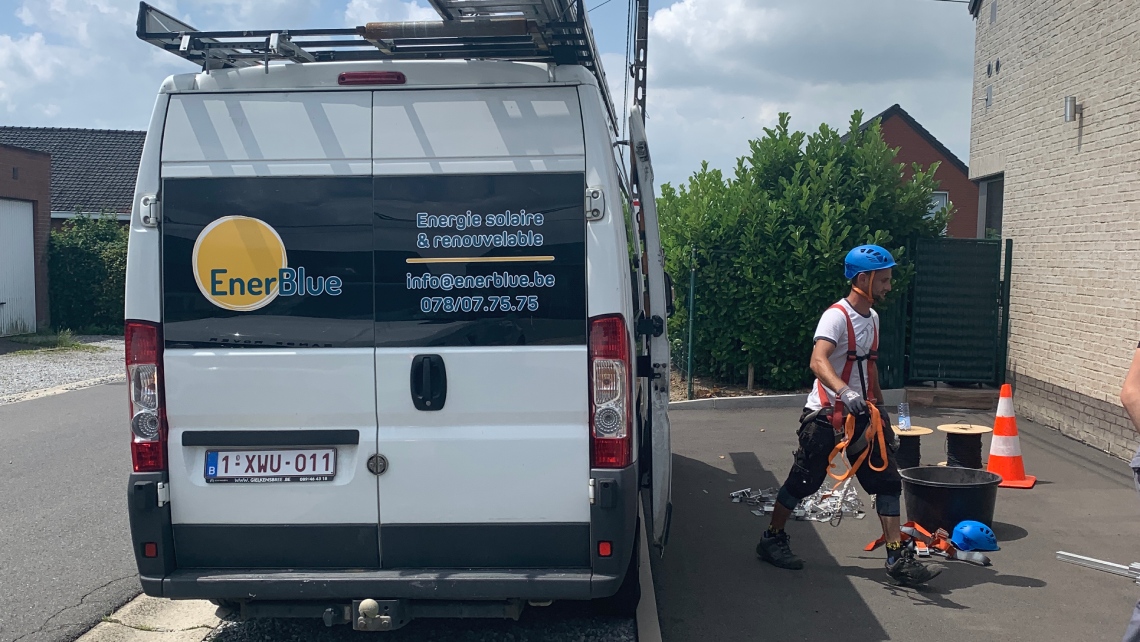 Employé équipé pour son travail sortant de la camionnette sur un chantier.