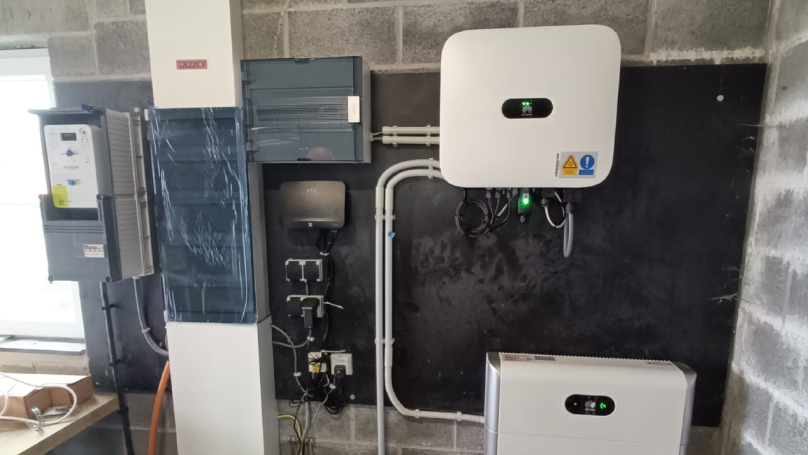 Installation de stockage d'énergie domestique avec onduleurs et câblage.