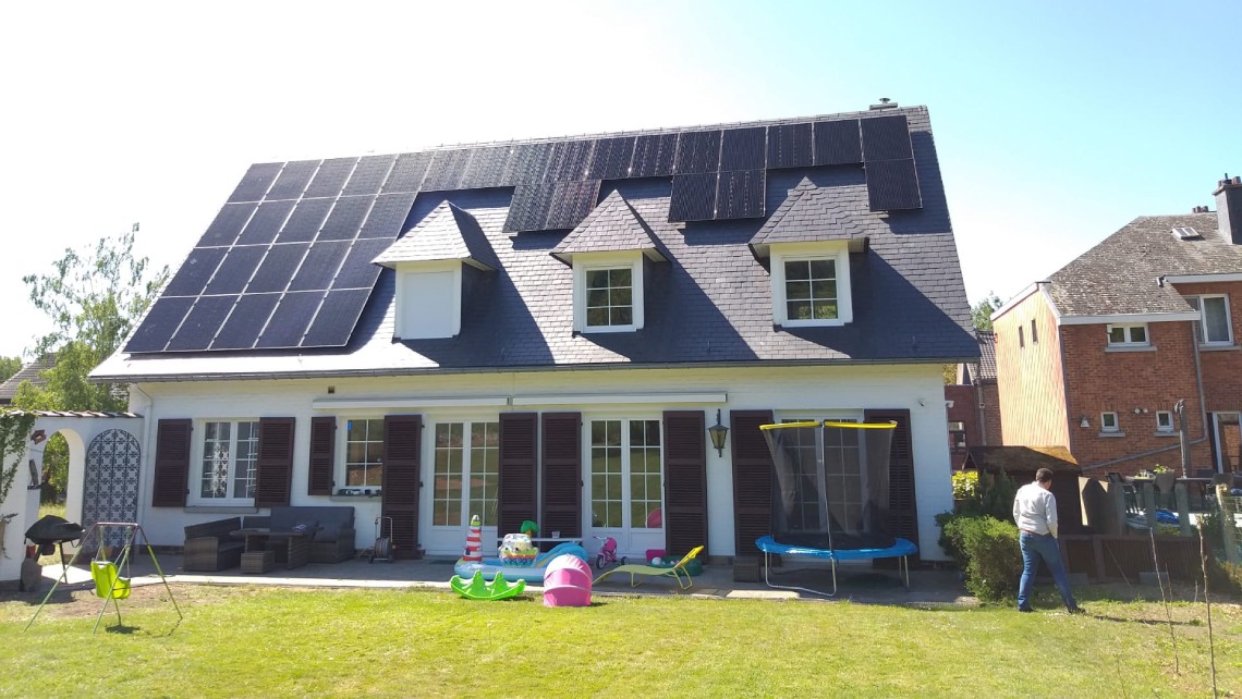 Maison individuelle équipée de panneaux solaires.