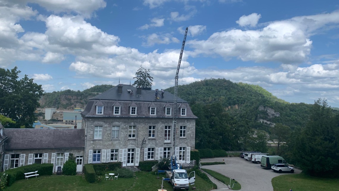 Vue d'un manoir pendant l'installation des panneaux solaires.