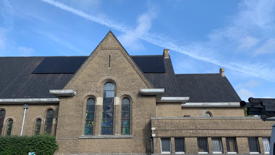 Panneaux solaires installés sur le toit d'une église.